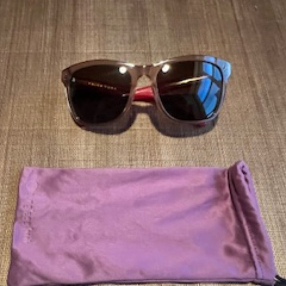 Trina Turk Rose Pink frame Sunglasses with Cloth Case – Excellent Condit